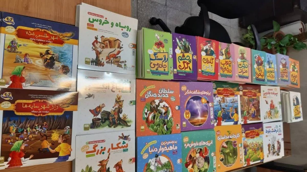 اهدای کتاب به مدرسه شهید پیرمرادی منطقه ۱۲