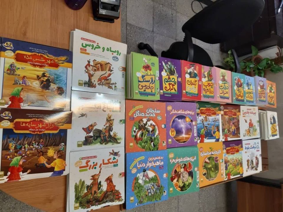 اهدای کتاب به مدرسه شهید پیرمرادی منطقه ۱۲