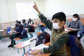 دانش‌آموزان پسر در کلاس درسی پویا با حضور معلم متعهد و محیط یادگیری مثبت