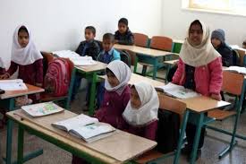 کودک بازمانده از تحصیل که با حمایت موسسه محبّت‌تِه به محیط آموزشی بازمی‌گردد و مهارت‌آموزی می‌بیند