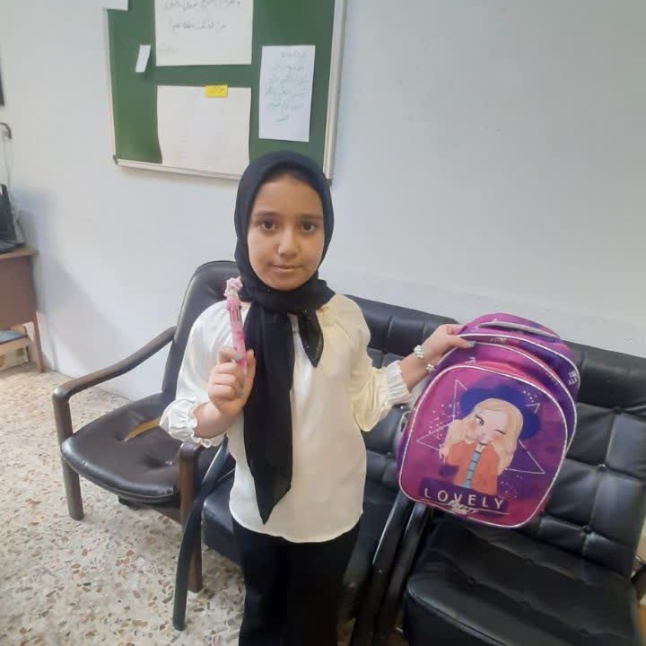 توزیع کیف و لوازم تحریر به دانش آموزان
