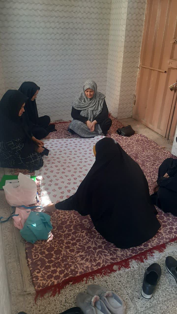 مادران شرکت‌کننده در کلاس خیاطی طرح اسوه در مجمع خیرین حامی بازماندگان از تحصیل تهران