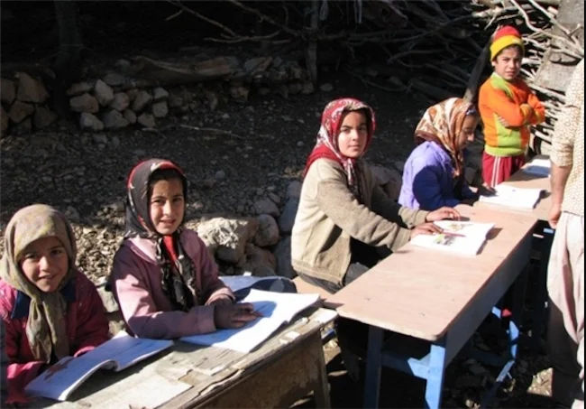 کودکان در کلاس درس - خیریه محبت تهران