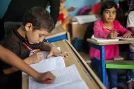 تدریس در مدرسه کودکان کار - یکی از راهکارهای بازگردانی به چرخه آموزش