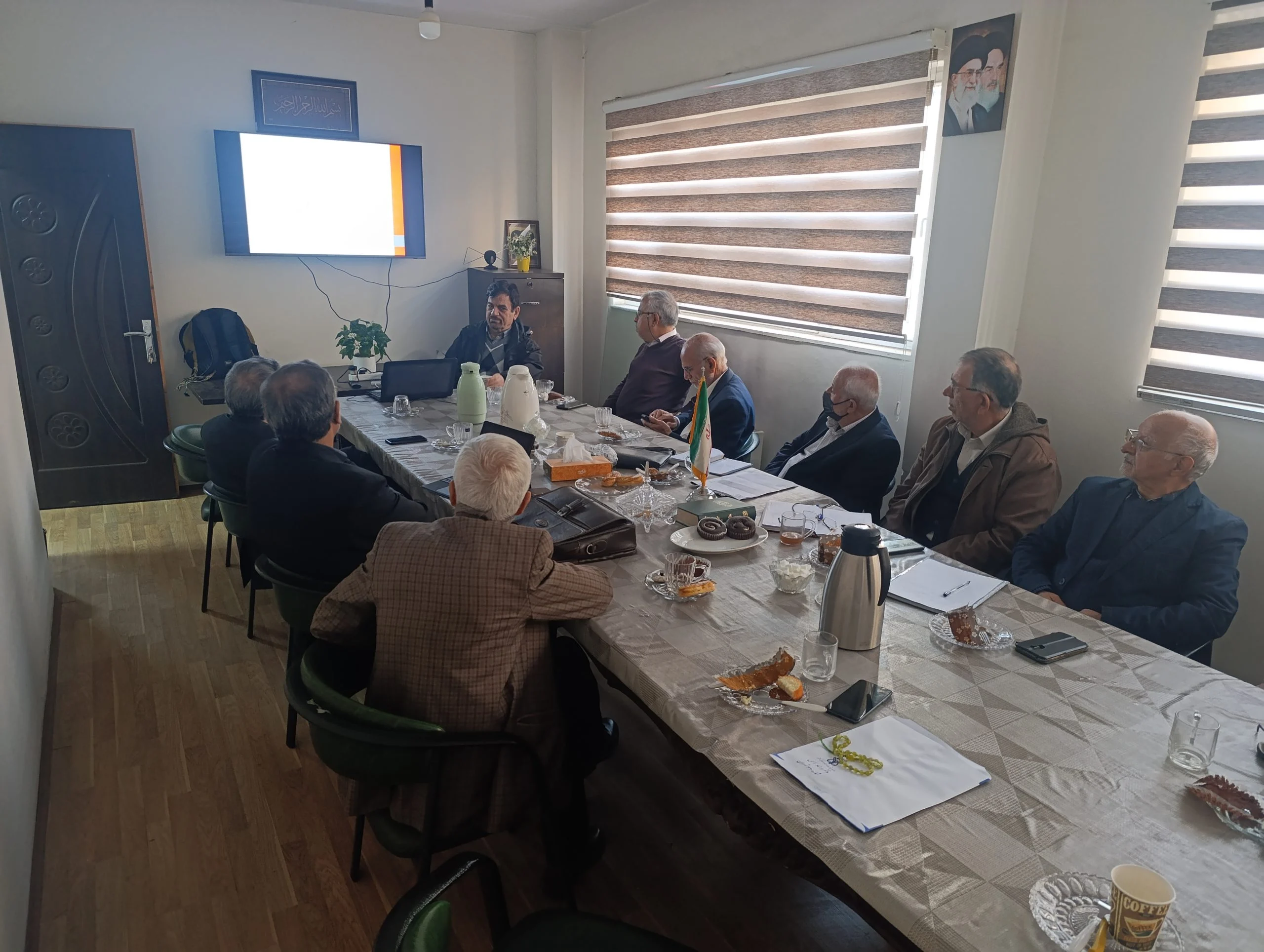 ارائه‌دهنده در حال سخنرانی