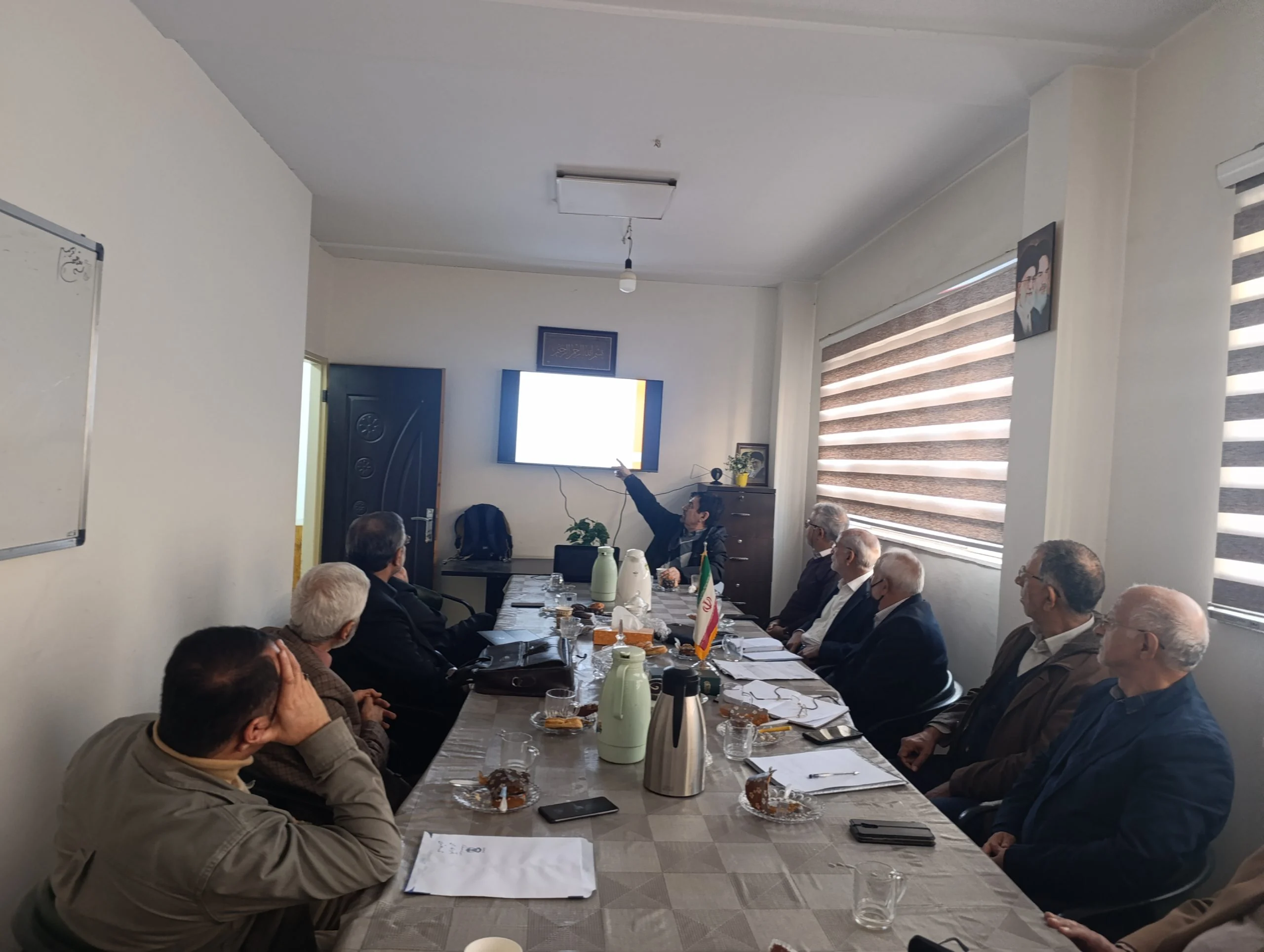 عکس گروهی از شرکت‌کنندگان جلسه