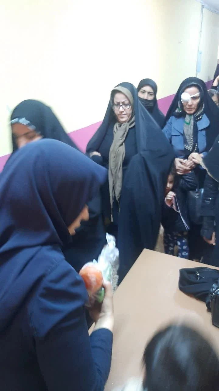 عکس ۳ - دانشاموزان به همراه مادران