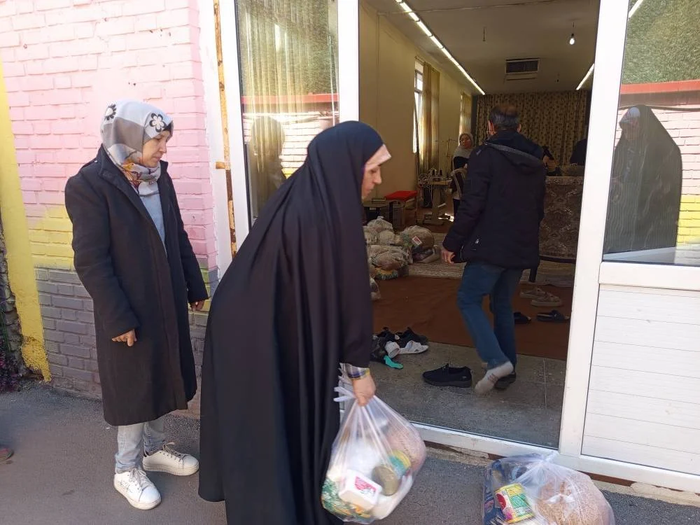 لبخند مادری که بسته را دریافت کرد